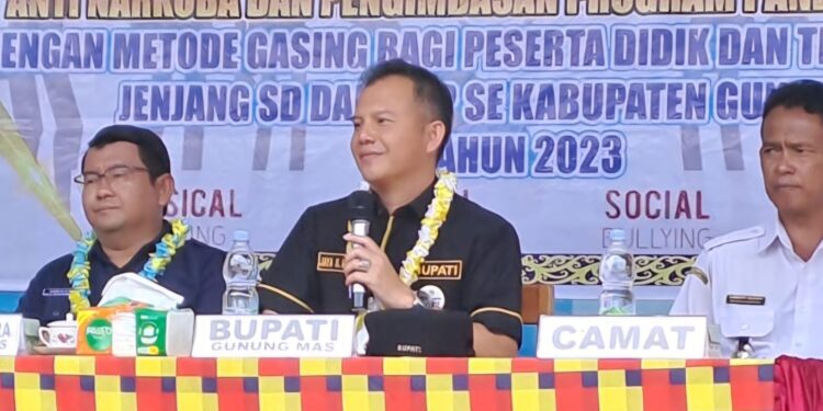 Bupati Gumas Jaya S Monong (tengah), Kepala Disdikpora Aprianto (kiri).