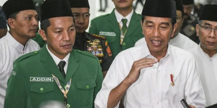 Presiden Joko Widodo (kanan) didampingi Ketua Umum Pimpinan Pusat Gerakan Pemuda (GP) Ansor Addin Jauharudin (kiri) memberikan keterangan kepada media usai Inaugurasi 'Menuju Ansor Masa Depan' di Istora Senayan, Jakarta, Senin (27/5/2024). PBNU melantik kepengurusan Pimpinan Pusat GP Ansor masa khidmah 2024-2029 dengan Ketua Umum Addin Jauharudin. (MASAPNEWS/ANT)