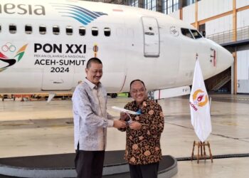 Ketua Umum KONI Pusat Letjen TNI (Purn) Marciano Norman (kanan) dan Direktur Utama (Dirut) Garuda Indonesia Irfan Setiaputra (kiri) saat dalam acara penandatanganan kesepahaman bersama (MoU) di Hanggar 2 GMF AeroAsia, Cengkareng, Tangerang, Senin (27/05/2024). (MASAPNEWS/ANT)