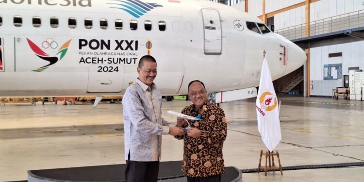 Ketua Umum KONI Pusat Letjen TNI (Purn) Marciano Norman (kanan) dan Direktur Utama (Dirut) Garuda Indonesia Irfan Setiaputra (kiri) saat dalam acara penandatanganan kesepahaman bersama (MoU) di Hanggar 2 GMF AeroAsia, Cengkareng, Tangerang, Senin (27/05/2024). (MASAPNEWS/ANT)
