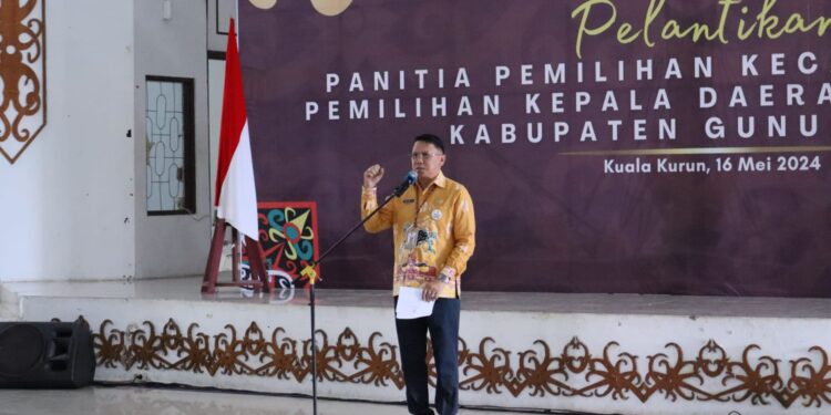 Sekretaris Daerah Gumas Richard menyampaikan sambutan saat pelantikan anggota PPK di Kuala Kurun, Kamis (16/5/2024). (Foto : Diskominfosantik Gumas)