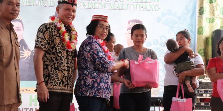 Bupati Gumas Jaya S Monong dan Wakil Bupati Efrensia LP Umbing menyalurkan bantuan permakanan cegah stunting di Kecamatan Sepang, Selasa (7/5/2024). (Foto : Diskominfosantik Gumas)