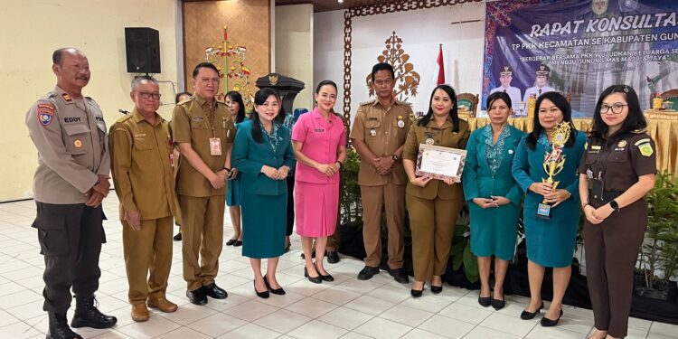 Sekda Gumas Richard (ketiga dari kiri) dan lainnya berfoto bersama saat rapat konsultasi TP PKK tingkat kabupaten di Kuala Kurun, Senin (6/5/2024). (Foto : Diskominfosantik Gumas)
