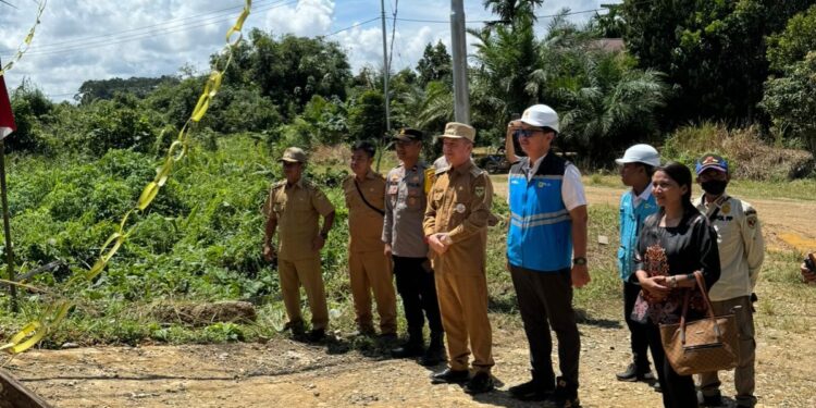 Bupati Gumas Jaya S Monong dan lainnya saat melakukan kunjungan kerja ke wilayah Kecamatan Damang Batu, baru-baru ini. (IST)