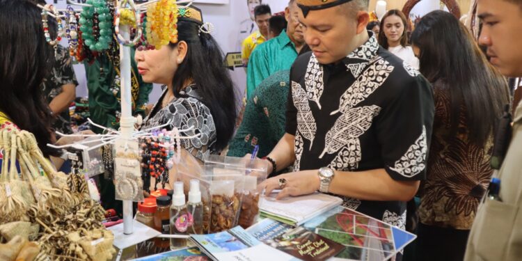 Bupati Gumas Jaya S Monong dan Ketua Dekranasda Mimie Mariatie Jaya S Monong saat berada di stan kabupaten di Kalteng Expo 2024 di Palangka Raya, Sabtu (11/5/2024). (Foto : Diskominfosantik Gumas)
