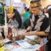 Bupati Gumas Jaya S Monong dan Ketua Dekranasda Mimie Mariatie Jaya S Monong saat berada di stan kabupaten di Kalteng Expo 2024 di Palangka Raya, Sabtu (11/5/2024). (Foto : Diskominfosantik Gumas)