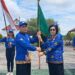 Wakil Bupati Gumas Efrensia LP Umbing menyerahkan duaja kabupaten kepada Kepala Disbudpar Hansli Gonak saat pelepasan di Kuala Kurun, Jumat (17/5/2024). (IST)