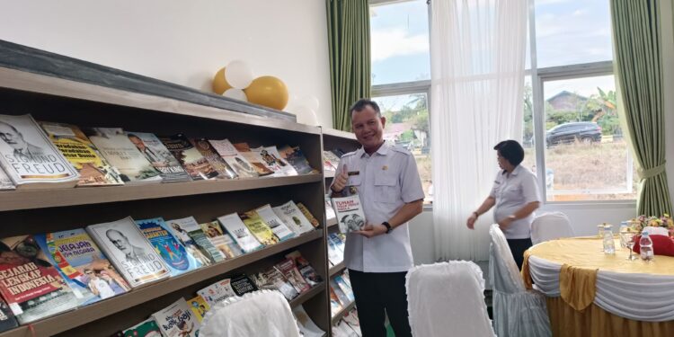 Bupati Gumas Jaya S Monong dan Wakil Bupati Efrensia LP Umbing meninjau gedung baru perpustakaan daerah di Kuala Kurun, Rabu (22/5/2024). (IST)