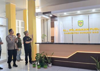 Bupati Gumas Jaya S Monong, disaksikan Kapolres AKBP Theodorus PS dan lainnya, menarik tirai selubung tanda diresmikannya mal pelayanan publik di Kuala Kurun, Sabtu (25/5/2024).