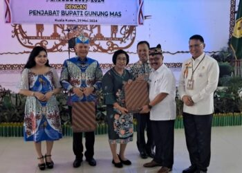 Pj Bupati Gumas Herson B Aden didampingi Sekda Richard, menyerahkan cendera mata kepada Wakil Bupati 2019-2024 Efrensia LP Umbing dan Bupati 2019-2024 Jaya S Monong, saat pisah sambut di Kuala Kurun, Rabu (29/5/2024). (MASAPNEWS/GCM)