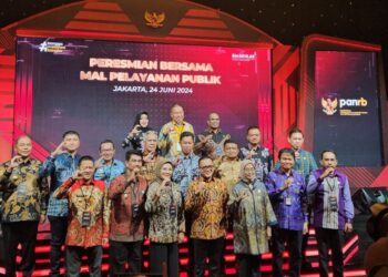 Penjabat Bupati Gumas Herson B Aden dan lainnya berfoto bersama saat peresmian bersama MPP di Jakarta, Senin (24/6/2024). (Foto : Diskominfosantik Gumas)