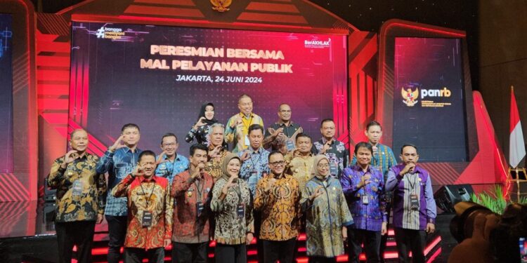 Penjabat Bupati Gumas Herson B Aden dan lainnya berfoto bersama saat peresmian bersama MPP di Jakarta, Senin (24/6/2024). (Foto : Diskominfosantik Gumas)