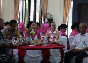 Anggota DPRD Kabupaten Gumas Nomi Aprilia (kanan kedua), Kapolres AKBP Theodorus Priyo Santosa (kiri kedua) dan lainnya, saat menghadiri acara kenal pamit Wakapolres dan Kapolsek Tewah di Kuala Kurun, Selasa (30/4/2024). (IST)