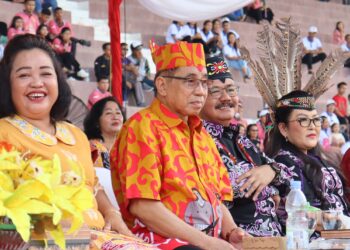 Ketua DPRD Gumas Akerman Sahidar (dua kiri) dan Pj Bupati Herson B Aden (kanan kedua), didampingi istri masing-masing, saat menghadiri pembukaan FBMM dan pameran pembangunan di Kuala Kurun, Minggu (16/6/2024). (Foto : Diskominfosantik Gumas)
