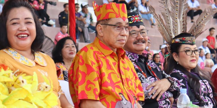 Ketua DPRD Gumas Akerman Sahidar (dua kiri) dan Pj Bupati Herson B Aden (kanan kedua), didampingi istri masing-masing, saat menghadiri pembukaan FBMM dan pameran pembangunan di Kuala Kurun, Minggu (16/6/2024). (Foto : Diskominfosantik Gumas)