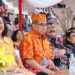 Ketua DPRD Gumas Akerman Sahidar (dua kiri) dan Pj Bupati Herson B Aden (kanan kedua), didampingi istri masing-masing, saat menghadiri pembukaan FBMM dan pameran pembangunan di Kuala Kurun, Minggu (16/6/2024). (Foto : Diskominfosantik Gumas)