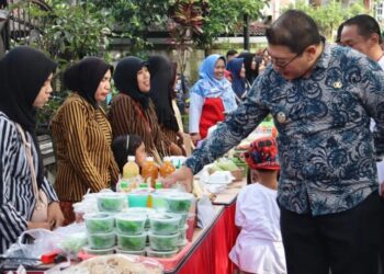 Wakil Bupati Malang Didik Gatot Subroto (kanan) melihat salah satu produk UMKM pada ajang Pasar Rakyat Dusun Bunder, di Kabupaten Malang, Jawa Timur, Minggu (2/6/2024). (MASAPNEWS/ANT/HO-Prokopim Setda Kabupaten Malang)