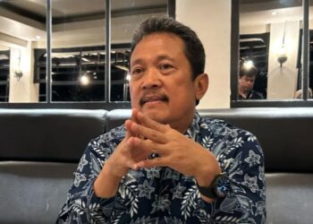 Menteri Kelautan dan Perikanan (KKP) Sakti Wahyu Trenggono saat ngobrol santai bersama media di Kota Tual, Maluku, Minggu (2/6/2024). (MASAPNEWS/ANT)