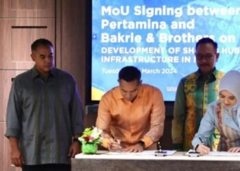 Penandatanganan kerjasama Pertamina dan Bakrie Group untuk pengembangan Infrastruktur Shared Hub di IKN oleh Direktur Utama PT Pertamina Nicke Widyawati (kanan) dan CEO Bakrie and Brothers Anindya Bakrie (dua dari kiri) di Jakarta, Selasa (26/3/2024). (MASAPNEWS/ANT/HO-Pertamina)