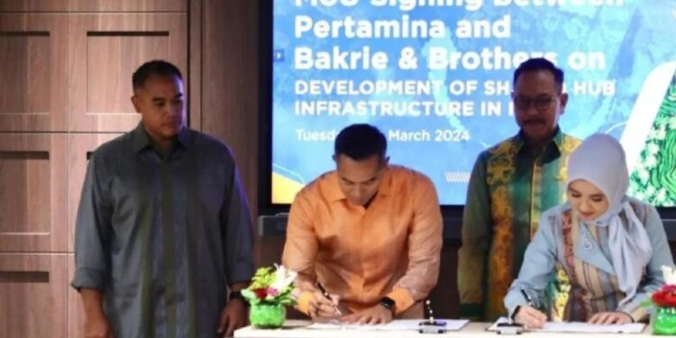 Penandatanganan kerjasama Pertamina dan Bakrie Group untuk pengembangan Infrastruktur Shared Hub di IKN oleh Direktur Utama PT Pertamina Nicke Widyawati (kanan) dan CEO Bakrie and Brothers Anindya Bakrie (dua dari kiri) di Jakarta, Selasa (26/3/2024). (MASAPNEWS/ANT/HO-Pertamina)