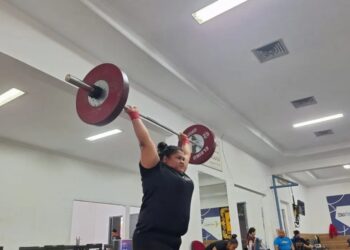 Lifter Indonesia, Nurul Akmal saat menjalani pemusatan latihan di di Markas Komando Lanmar, Jakarta, Senin (20/05/2024). (MASAPNEWS/ANT)