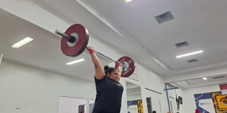 Lifter Indonesia, Nurul Akmal saat menjalani pemusatan latihan di di Markas Komando Lanmar, Jakarta, Senin (20/05/2024). (MASAPNEWS/ANT)