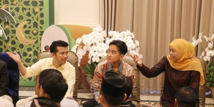 Wakil Presiden RI terpilih Gibran Rakabuming Raka (tengah) berbincang bersama Gubernur dan Wakil Gubernur Jatim periode 2019-2024 Khofifah Indar Parawansa dan Emil Elestianto Dardak di kediaman Khofifah di Surabaya, Rabu (6/6/2024). (MASAPNEWS/ANT)