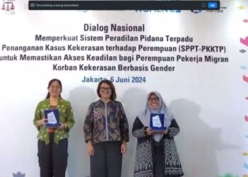 Dari kiri ke kanan: Wakil Ketua Komnas Perempuan Mariana Amiruddin, Country Representative UN Women Indonesia Dwi Faiz, dan Direktur LRC KJHAM Nur Laila Hafidhoh dalam dialog nasional bertajuk "Memperkuat Sistem Peradilan Pidana Terpadu Penanganan Kasus Kekerasan terhadap Perempuan (SPPT-PKKTP) untuk Memastikan Akses Keadilan Perempuan Pekerja Migran Korban Kekerasan Berbasis Gender", di Jakarta, Kamis (6/6/2024). (MASAPNEWS/ANT)