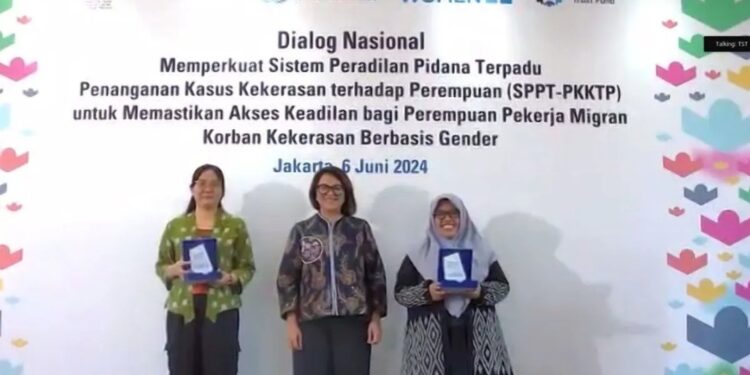 Dari kiri ke kanan: Wakil Ketua Komnas Perempuan Mariana Amiruddin, Country Representative UN Women Indonesia Dwi Faiz, dan Direktur LRC KJHAM Nur Laila Hafidhoh dalam dialog nasional bertajuk "Memperkuat Sistem Peradilan Pidana Terpadu Penanganan Kasus Kekerasan terhadap Perempuan (SPPT-PKKTP) untuk Memastikan Akses Keadilan Perempuan Pekerja Migran Korban Kekerasan Berbasis Gender", di Jakarta, Kamis (6/6/2024). (MASAPNEWS/ANT)