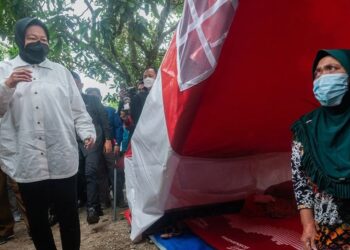 Arsip Foto - Menteri Sosial Tri Rismaharini (kiri) berbincang dengan korban bencana gempa bumi di Desa Taman Jaya, Pandeglang, Banten, Senin (17/1/2022). (MASAPNEWS/ANT)