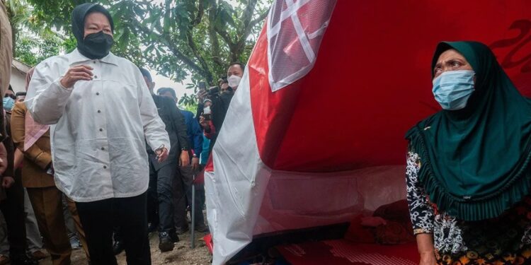 Arsip Foto - Menteri Sosial Tri Rismaharini (kiri) berbincang dengan korban bencana gempa bumi di Desa Taman Jaya, Pandeglang, Banten, Senin (17/1/2022). (MASAPNEWS/ANT)