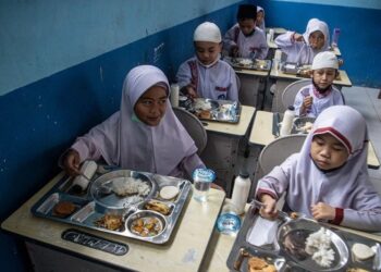 Sejumlah siswa Sekolah Dasar (SD) menyantap makanan saat pelaksanaan program dapur masuk sekolah di SD Negeri 205, Kertapati, Palembang, Sumatera Selatan, Jumat (6/10/2023). (MASAPNEWS/ANT)