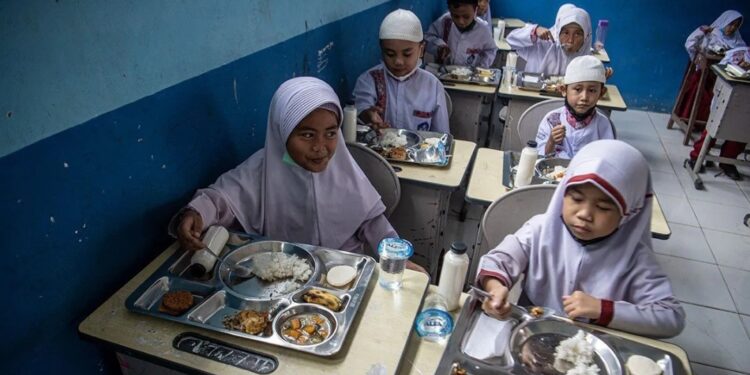 Sejumlah siswa Sekolah Dasar (SD) menyantap makanan saat pelaksanaan program dapur masuk sekolah di SD Negeri 205, Kertapati, Palembang, Sumatera Selatan, Jumat (6/10/2023). (MASAPNEWS/ANT)