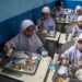 Sejumlah siswa Sekolah Dasar (SD) menyantap makanan saat pelaksanaan program dapur masuk sekolah di SD Negeri 205, Kertapati, Palembang, Sumatera Selatan, Jumat (6/10/2023). (MASAPNEWS/ANT)