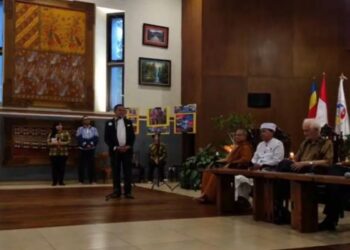 Ketua Umum DPP Badan Persaudaraan Antariman (Berani) Lorens Manuputty saat memberikan sambutan dalam acara Dialog Lintas Iman bertema "Merawat Dunia, Menjaga Kehidupan" dalam rangka memperingati Hari Waisak 2024 di Jakarta, Sabtu (8/6/2024). (MASAPNEWS/ANT)