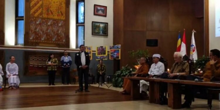 Ketua Umum DPP Badan Persaudaraan Antariman (Berani) Lorens Manuputty saat memberikan sambutan dalam acara Dialog Lintas Iman bertema "Merawat Dunia, Menjaga Kehidupan" dalam rangka memperingati Hari Waisak 2024 di Jakarta, Sabtu (8/6/2024). (MASAPNEWS/ANT)