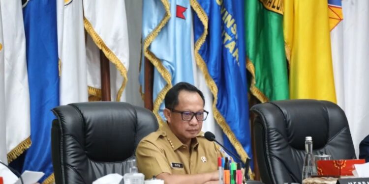 Menteri Dalam Negeri Tito Karnavian saat membuka Rapat Koordinasi Pengendalian Inflasi Daerah yang dirangkaikan dengan Penanggulangan Tuberculosis di Gedung Sasana Bhakti Praja Kantor Pusat Kementerian Dalam Negeri (Kemendagri), Jakarta, Senin (10/6/2024). (MASAPNEWS/ANT/HO-Puspen Kementerian Dalam Negeri)