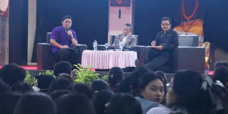 Ketua MKMK I Dewa Gede Palguna (kanan), Anggota DPD RI Dapil Bali I Made Mangku Pastika (tengah) memberikan materi pada Seminar Nasional “Viva Legislativa” yang digelar oleh Majelis Permusyawaratan Mahasiswa (MPM) Undiksha bertempat di Auditorium Kampus Tengah Undiksha Singaraja, Bali, Minggu (9/6/2024). (MASAPNEWS/ANT/HO-Humas Undiksha Singaraja)