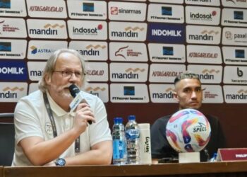 Pelatih timnas Filipina Tom Saintfiet (kiri) menjawab pertanyaan pewarta pada konferensi pers sebelum pertandingan kualifikasi Piala Dunia 2026 melawan Indonesia, di Stadion Utama Gelora Bung Karno, Jakarta, Senin (10/6/2024). (MASAPNEWS/ANT)