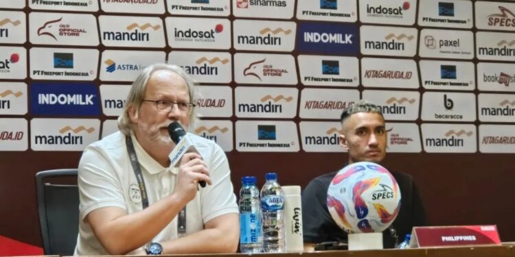 Pelatih timnas Filipina Tom Saintfiet (kiri) menjawab pertanyaan pewarta pada konferensi pers sebelum pertandingan kualifikasi Piala Dunia 2026 melawan Indonesia, di Stadion Utama Gelora Bung Karno, Jakarta, Senin (10/6/2024). (MASAPNEWS/ANT)