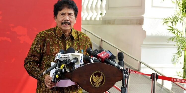 Kepala BPIP, Prof. Drs. K.H. Yudian Wahyudi, M.A., Ph.D menyampaikan keterangan pers setelah mengikuti Rapat Kabinet Terbatas terkait Persiapan Upacara Peringatan HUT ke-79 Kemerdekaan RI di Istana Merdeka-Jakarta, Senin, (10/6/2024). (MASAPNEWS/ANT/HO-Humas Setkab-Seno)