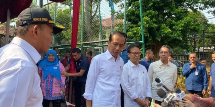 Presiden Joko Widodo memberikan keterangan kepada wartawan usai meninjau Posyandu Taman Sawo di Kebayoran Baru, Jakarta, Selasa (11/6/2024). (MASAPNEWS/ANT)