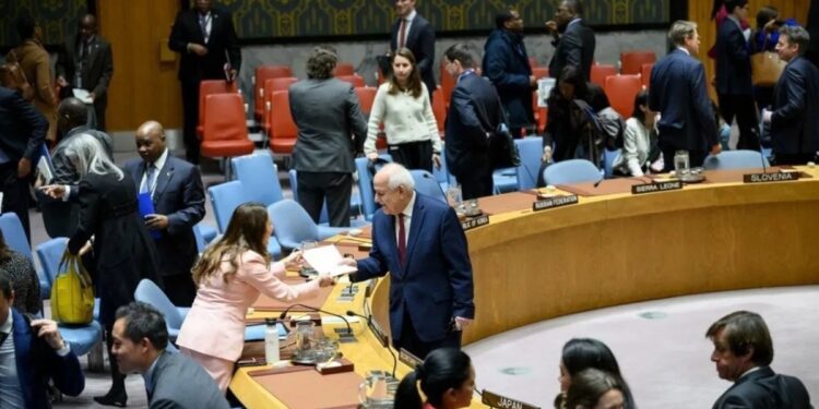 Riyad Mansour (tengah), pengamat tetap Palestina untuk PBB, terlihat menjelang pertemuan Dewan Keamanan untuk memperbarui pertimbangan keanggotaan penuh Palestina di PBB, di Markas Besar PBB di New York, Senin (8/4/2024). (MASAPNEWS/ANT/UN Photo)