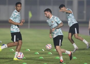 Pesepak bola Timnas Indonesia Calvin Verdonk (kedua kiri) bersama Rizky Ridho (kiri) berlatih jelang pertandingan Kualifikasi Piala Dunia 2026 di Stadion Madya, Senayan, Jakarta, Minggu (9/6/2024). (MASAPNEWS/ANT)