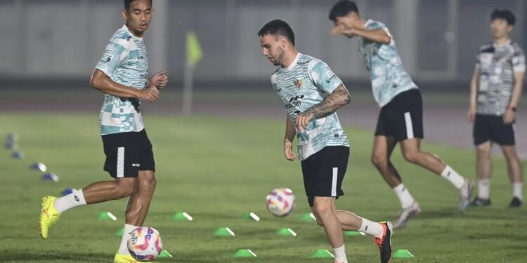 Pesepak bola Timnas Indonesia Calvin Verdonk (kedua kiri) bersama Rizky Ridho (kiri) berlatih jelang pertandingan Kualifikasi Piala Dunia 2026 di Stadion Madya, Senayan, Jakarta, Minggu (9/6/2024). (MASAPNEWS/ANT)