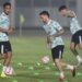 Pesepak bola Timnas Indonesia Calvin Verdonk (kedua kiri) bersama Rizky Ridho (kiri) berlatih jelang pertandingan Kualifikasi Piala Dunia 2026 di Stadion Madya, Senayan, Jakarta, Minggu (9/6/2024). (MASAPNEWS/ANT)