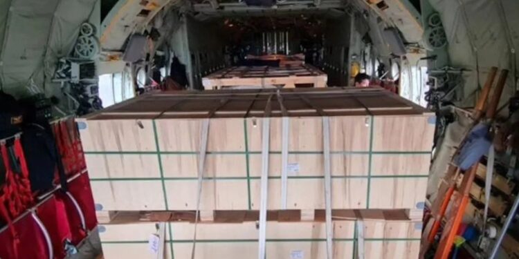Mesin pompa transmisi air minum yang dibawa pesawat Hercules saat tiba di Lanud Raden Sadjad, Pekanbaru, Selasa (10/6/2024). (MASAPNEWS/ANT/HO-Humas TNI AU)