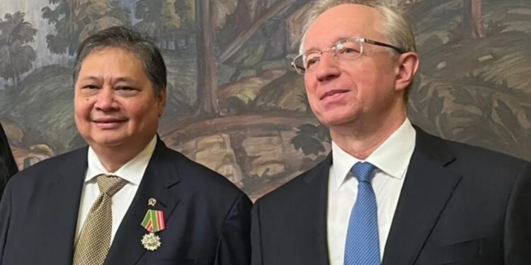 Menteri Koordinator Bidang Perekonomian Airlangga Hartarto (kiri) usai menerima medali kehormatan yang diserahkan Diplomat senior Rusia Mikhail Yurievich Galuzin (kanan) di Kementerian Luar Negeri Rusia di Moskow, Selasa (11/6/2024). (MASAPNEWS/ANT/HO-Dokumentasi Pribadi)