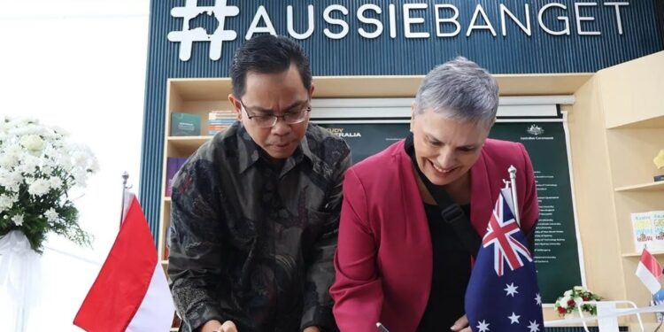 Duta Besar (Dubes) Australia untuk Indonesia Penny Williams (kanan) menandatangani kerja sama dengan Universitas Negeri Padang, di Padang, Sumatera Barat, Kamis (13/6/2024). (MASAPNEWS/ANT)