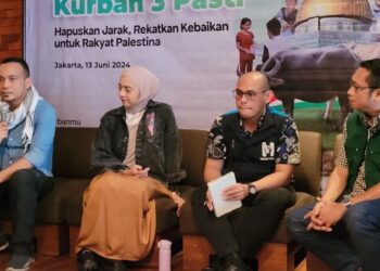 Ketua Tebar Hewan Kurban (THK) 1445 Dompet Dhuafa Bobby P. Manullang (kanan), GM Respon dan Advokasi Dompet Dhuafa Arif R. Haryono (kiri), dan Perwakilan Hayat Yolu Dernegi di Indonesia Muhammad Malik Jovial Dien (kedua kanan) dalam acara taklimat media di Jakarta, Kamis (13/6/2024). (MASAPNEWS/ANT)